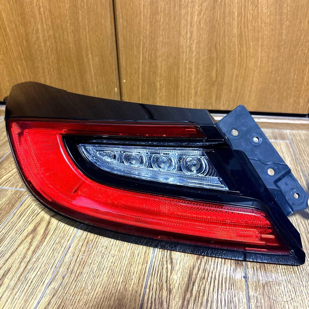 R5年ZN8 GR86純正テールレンズ左右【新車外し】BRZ ZD8流用可