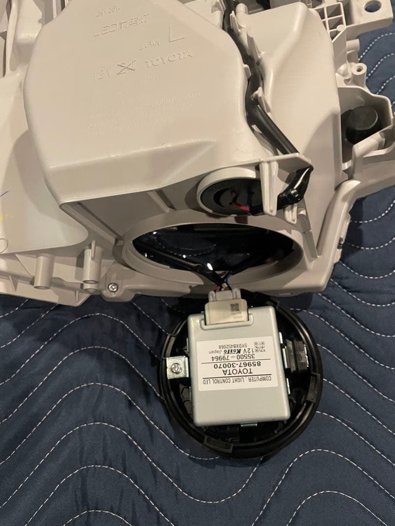 ハイエース200系 純正LEDヘッドライト左右