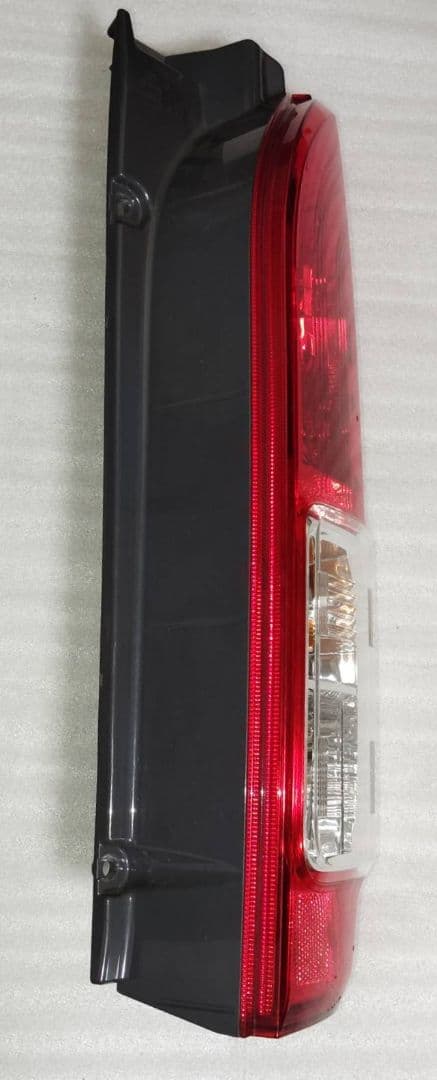 【美品】200系 ハイエース 現行 ダークプライムⅡ 純正 テールランプ 右 R