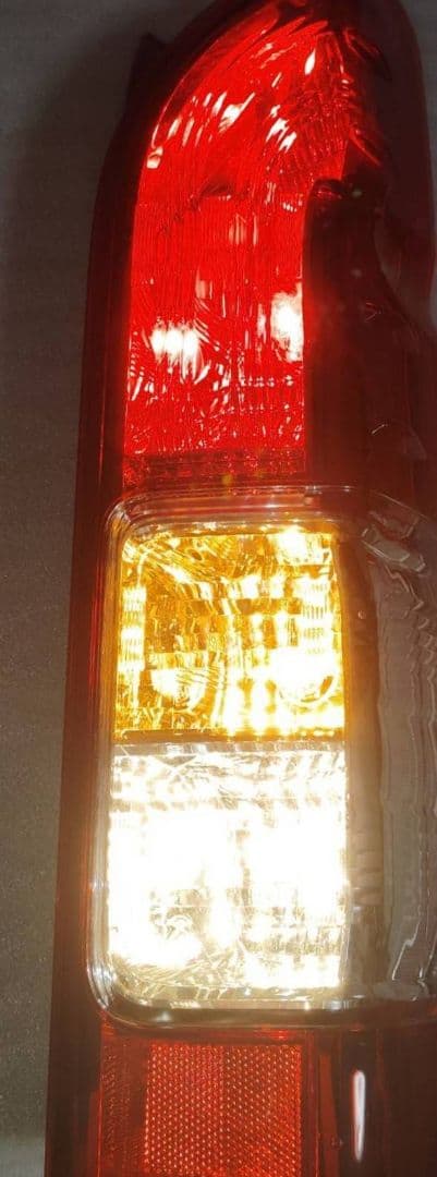 【美品】200系 ハイエース 現行 ダークプライムⅡ 純正 テールランプ 右 R