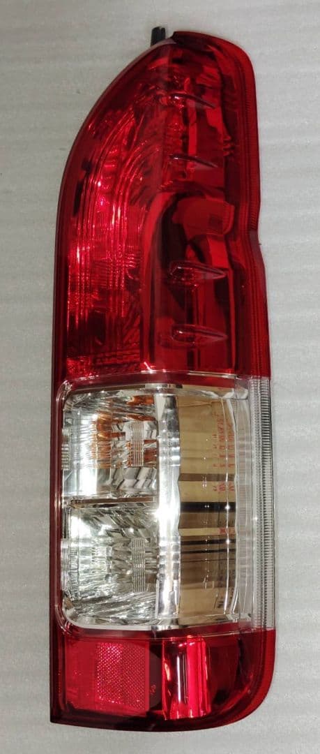 【美品】200系 ハイエース 現行 ダークプライムⅡ 純正 テールランプ 右 R