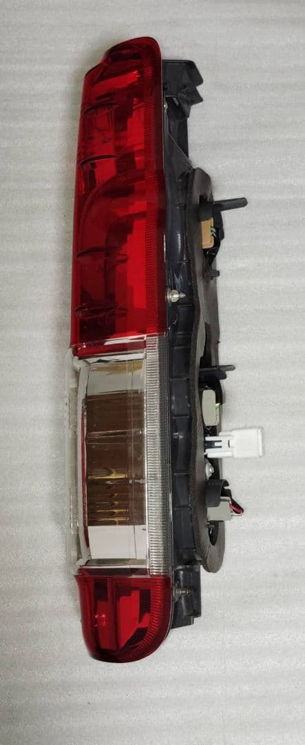 【美品】200系 ハイエース 現行 ダークプライムⅡ 純正 テールランプ 右 R