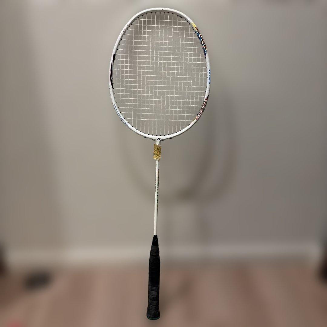 [美品]ヨネックスYONEX アストロクス33バドミントンラケット専用ケース付き