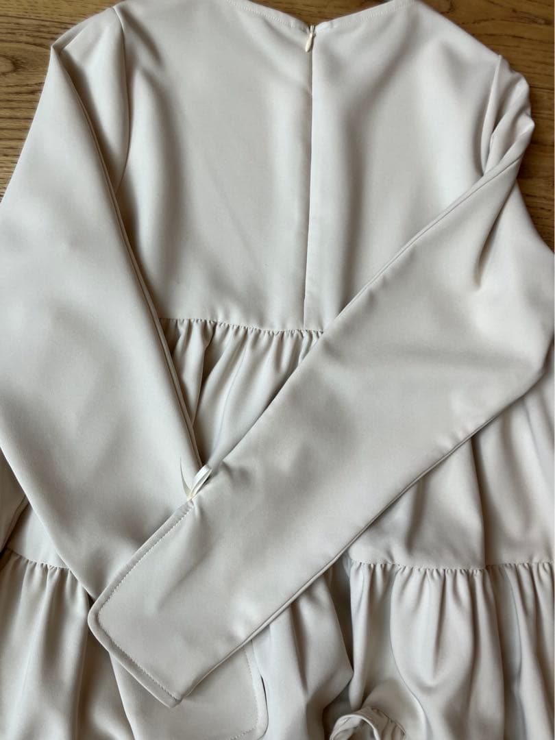 fitmore フィットモア スリットスリーブ裾フリルティアードブラウス