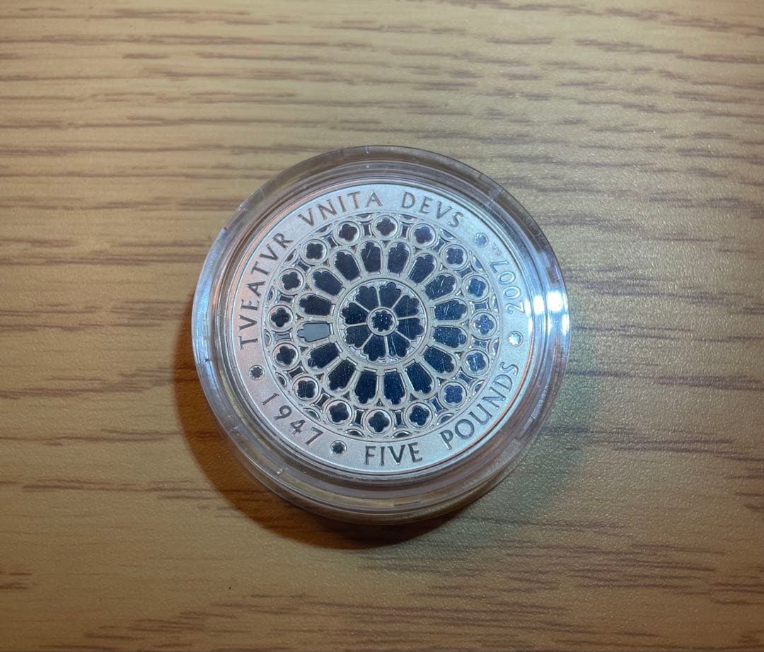 2007年 5ポンド記念銀貨（約57g） エリザベス女王（通称:幾何学模様）