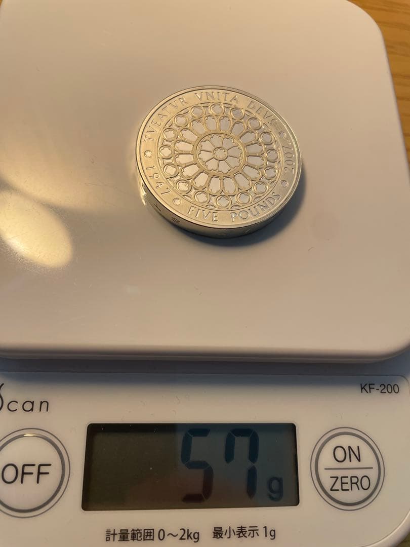 2007年 5ポンド記念銀貨（約57g） エリザベス女王（通称:幾何学模様）