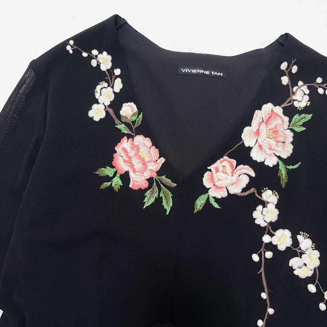 美品♡ヴィヴィアンタム 刺繍ワンピース 花柄刺繍 Vネックフレア