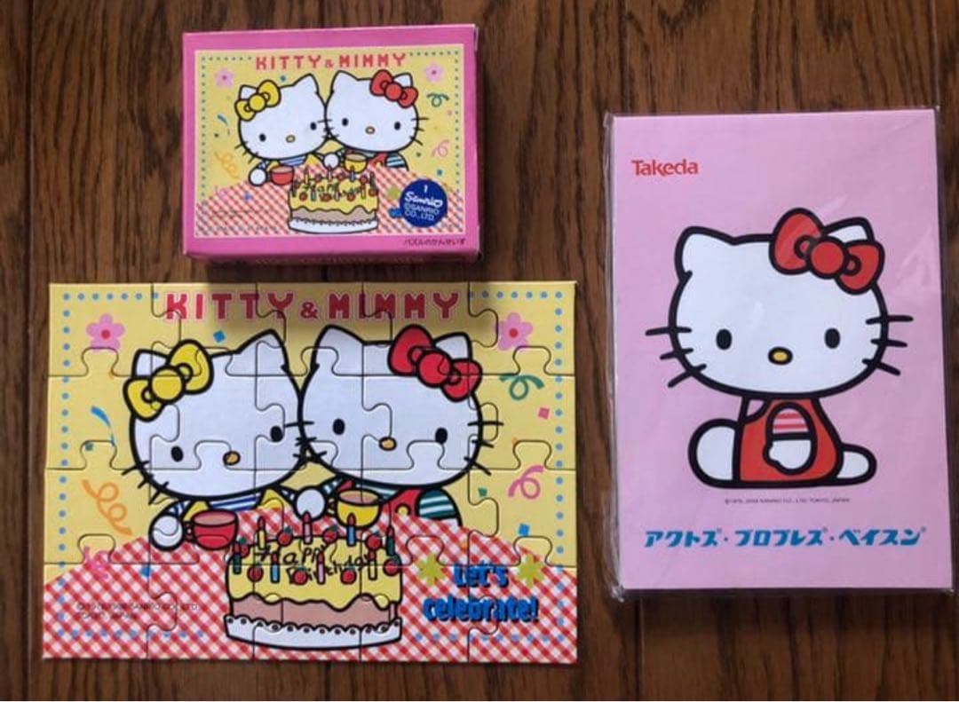 ともだ ハローキティウォールポケット、ポーチ、ミニタオル、メモ帳、パズル