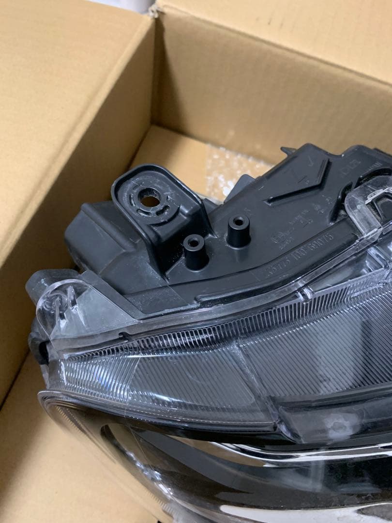 ダイハツLA650S タントカスタム純正右ヘッドライト