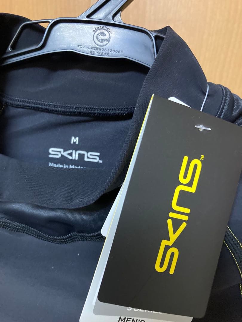 【新品未使用】SKINS Mサイズ ブラック 長袖ハイネックシャツ
