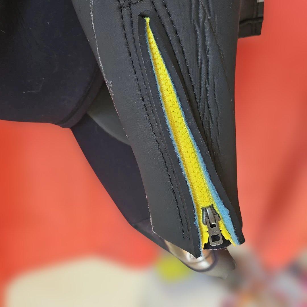 O'NEILL ウェットスーツ 黒と赤