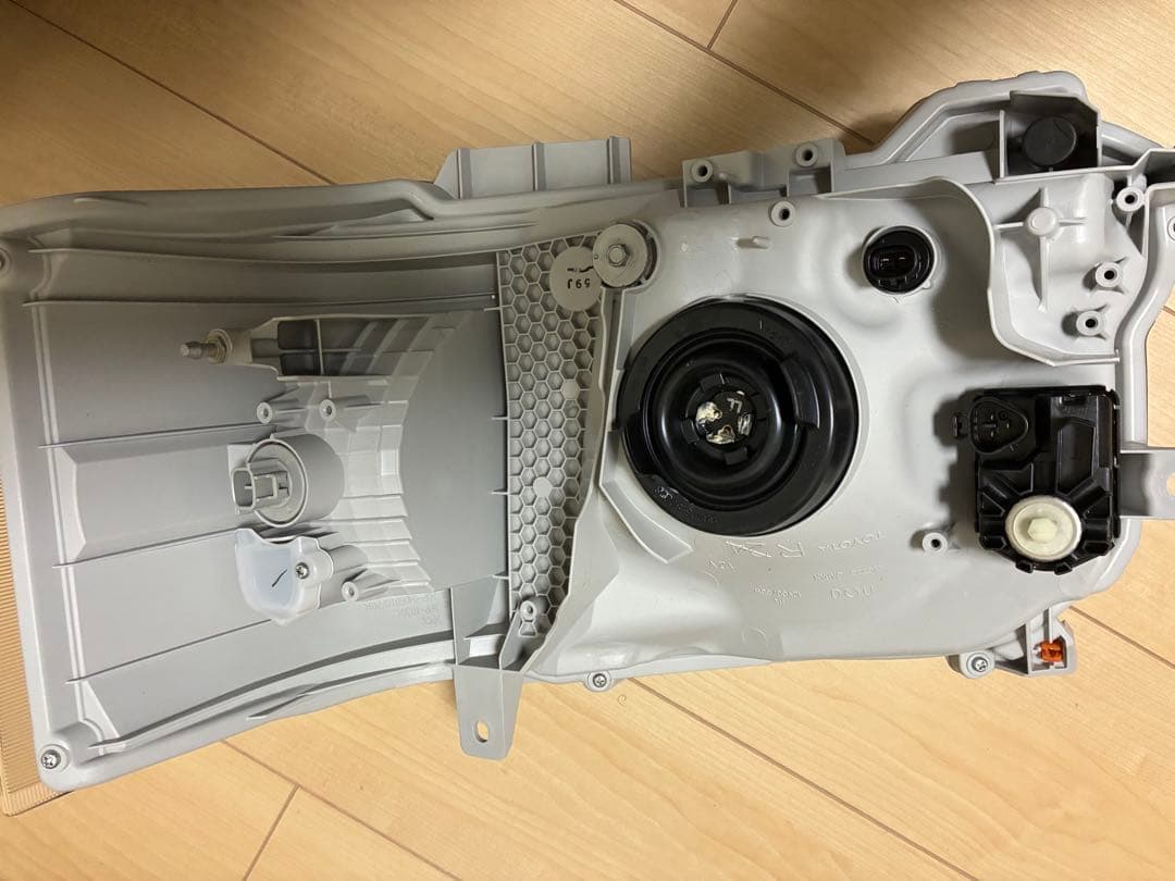 新品　未使用　200系　ハイエース　ヘッドライト 8型