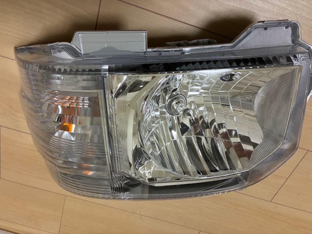 新品　未使用　200系　ハイエース　ヘッドライト 8型