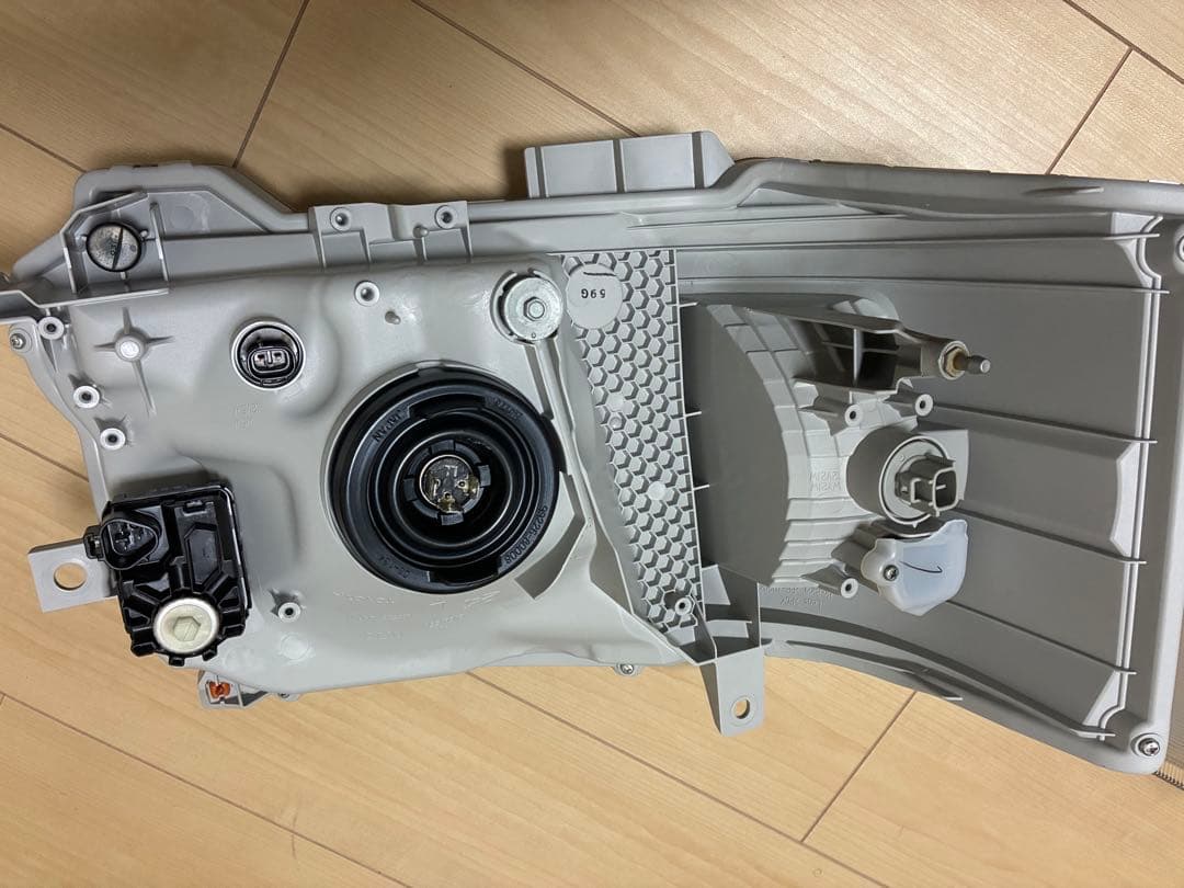 新品　未使用　200系　ハイエース　ヘッドライト 8型