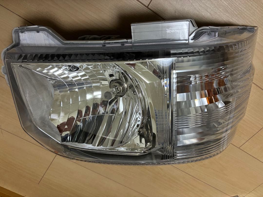 新品　未使用　200系　ハイエース　ヘッドライト 8型