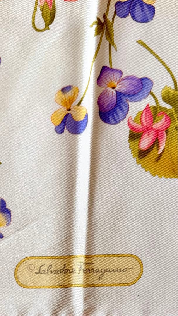 ferragamo スカーフ　新品/未使用　シルク100% 85×85cm