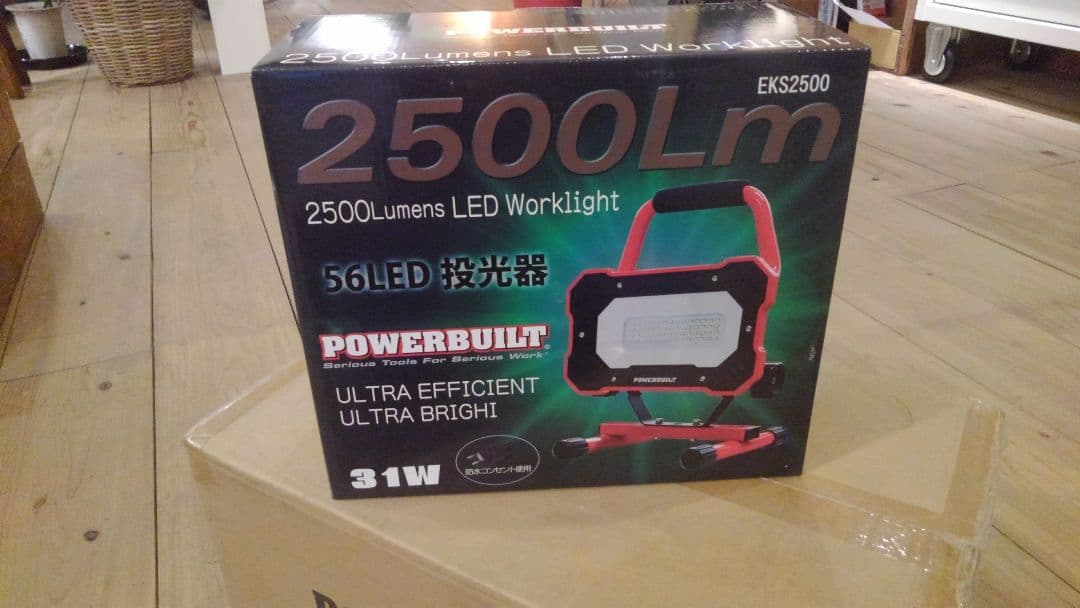 未使用、新品のLED投光器です。