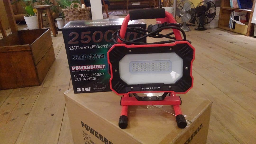未使用、新品のLED投光器です。