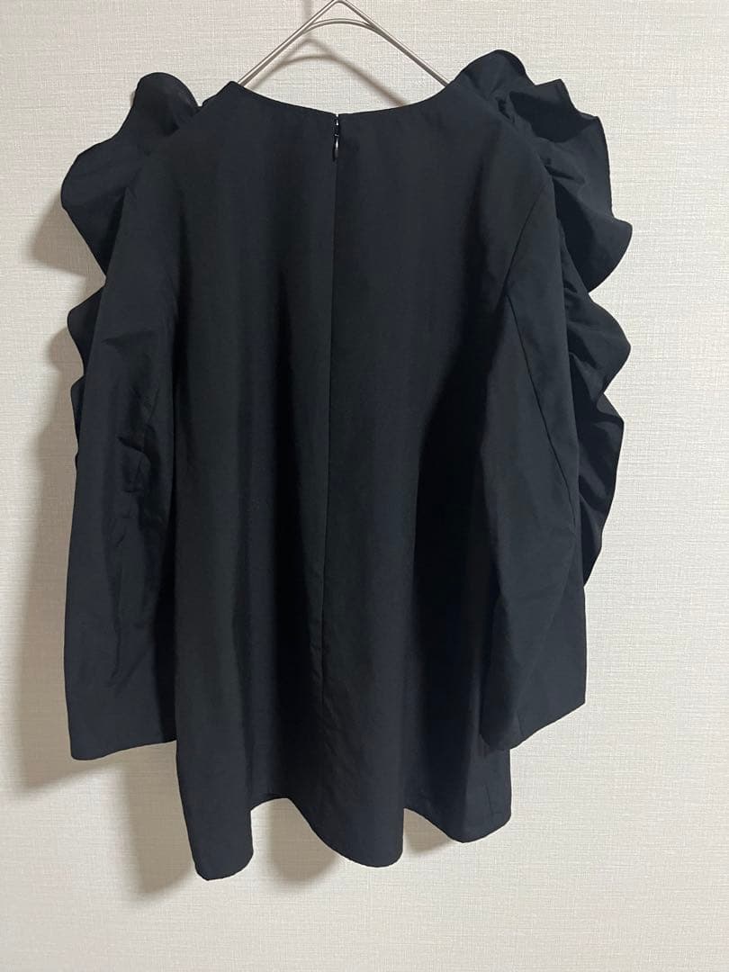 【期間限定値下げ】LOHENブラック フリル付き長袖ブラウス