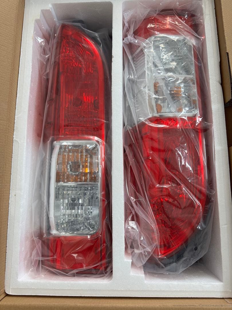 ハイエース　新車外し　テールランプ