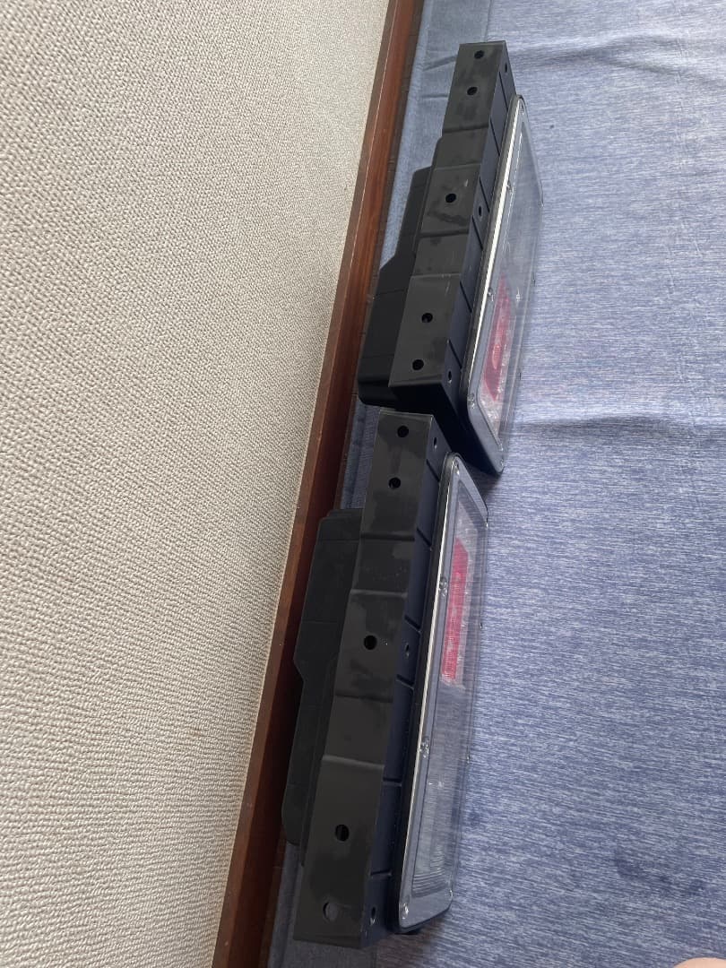 左右のトラックのテールライト