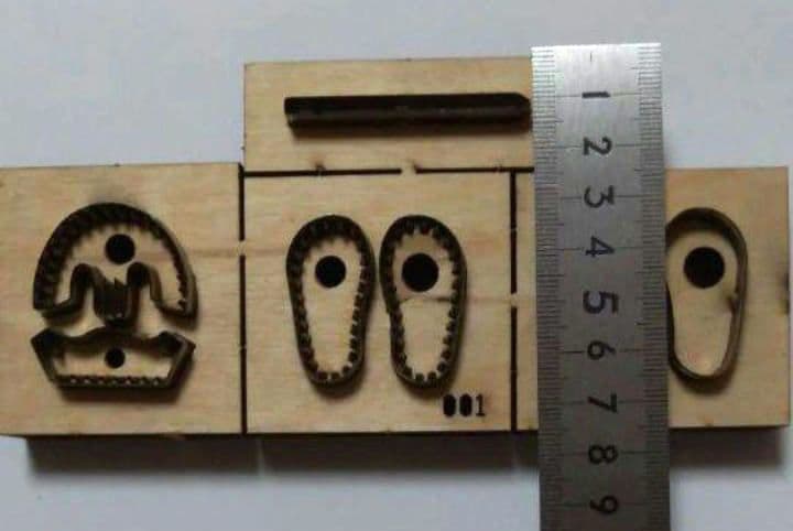 縫い穴も同時に開けることが出来るミニチュア　シューズの抜き型パンチレザークラフト