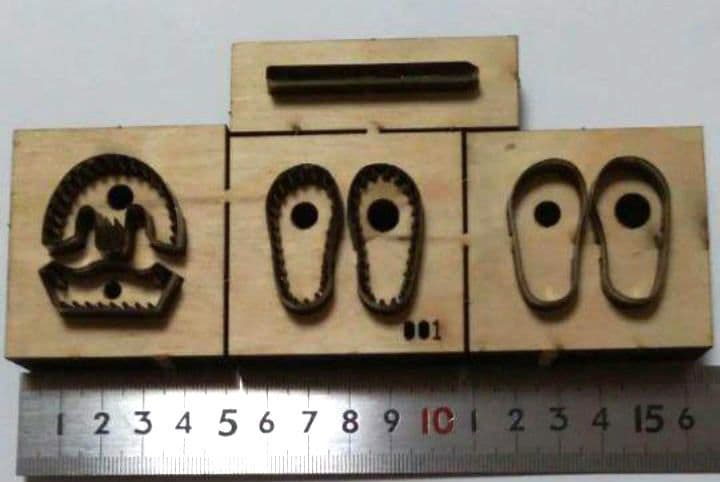 縫い穴も同時に開けることが出来るミニチュア　シューズの抜き型パンチレザークラフト