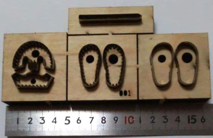 縫い穴も同時に開けることが出来るミニチュア　シューズの抜き型パンチレザークラフト