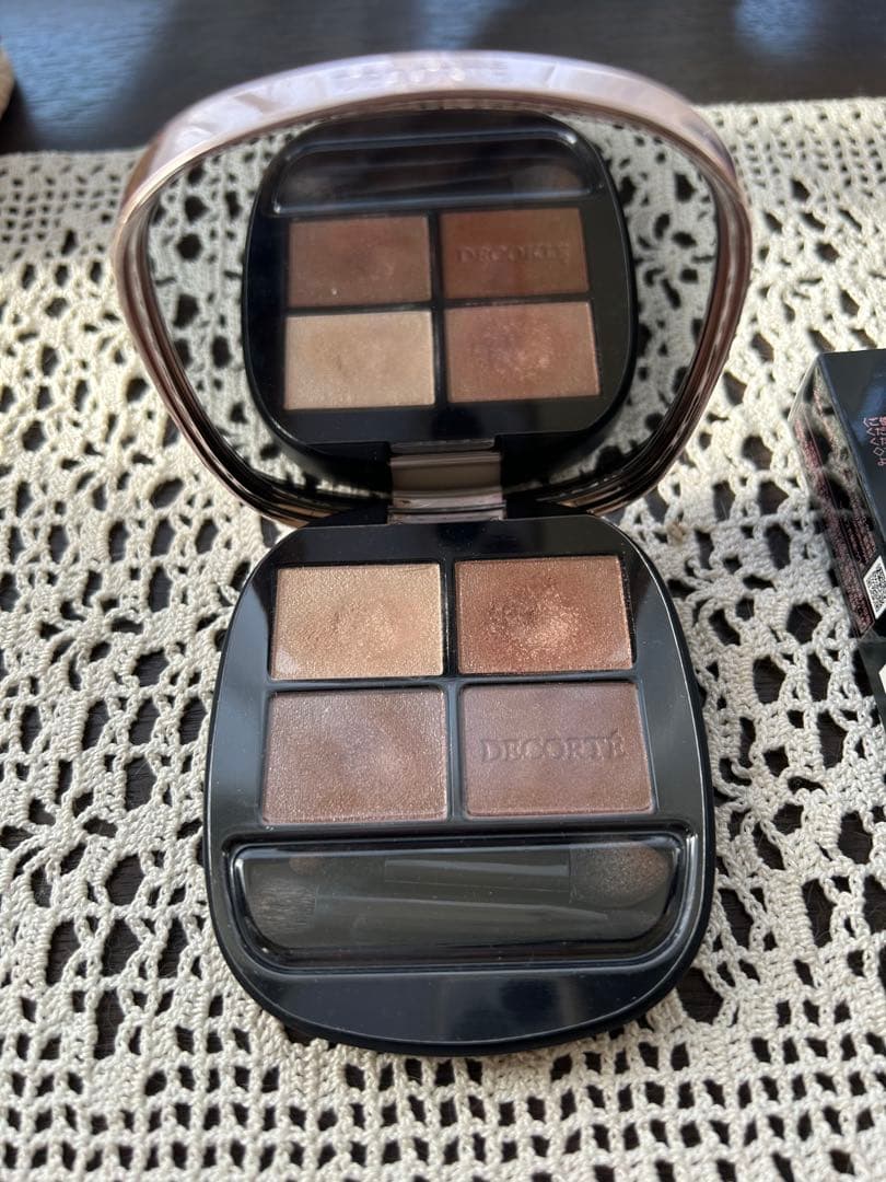 コスメデコルテ　スキンシャドウデザイニングパレット　01 Rosy Brown
