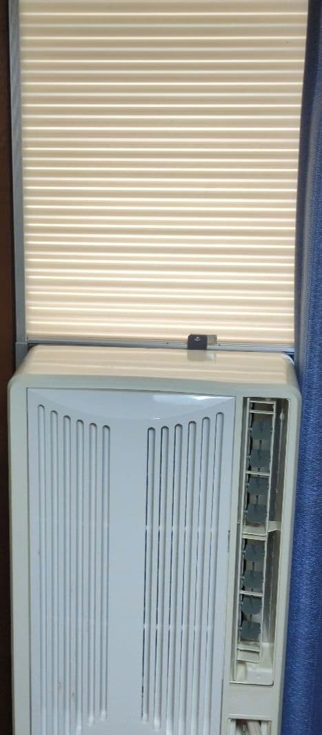 窓用エアコン ホワイト 冷房機能　ウィンド型ルームエアコン。小泉成器。ほぼ未使用