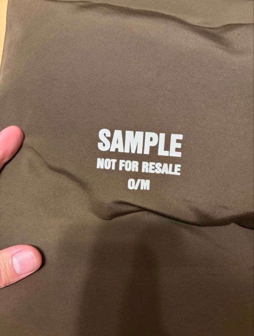 ジャケット・アウター Yeezy Down Vest Brown Sample
