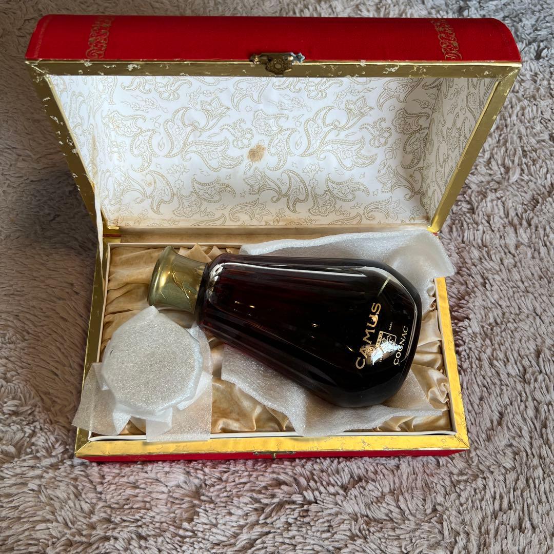 バカラ製の美しいデザインのCAMUSコニャック