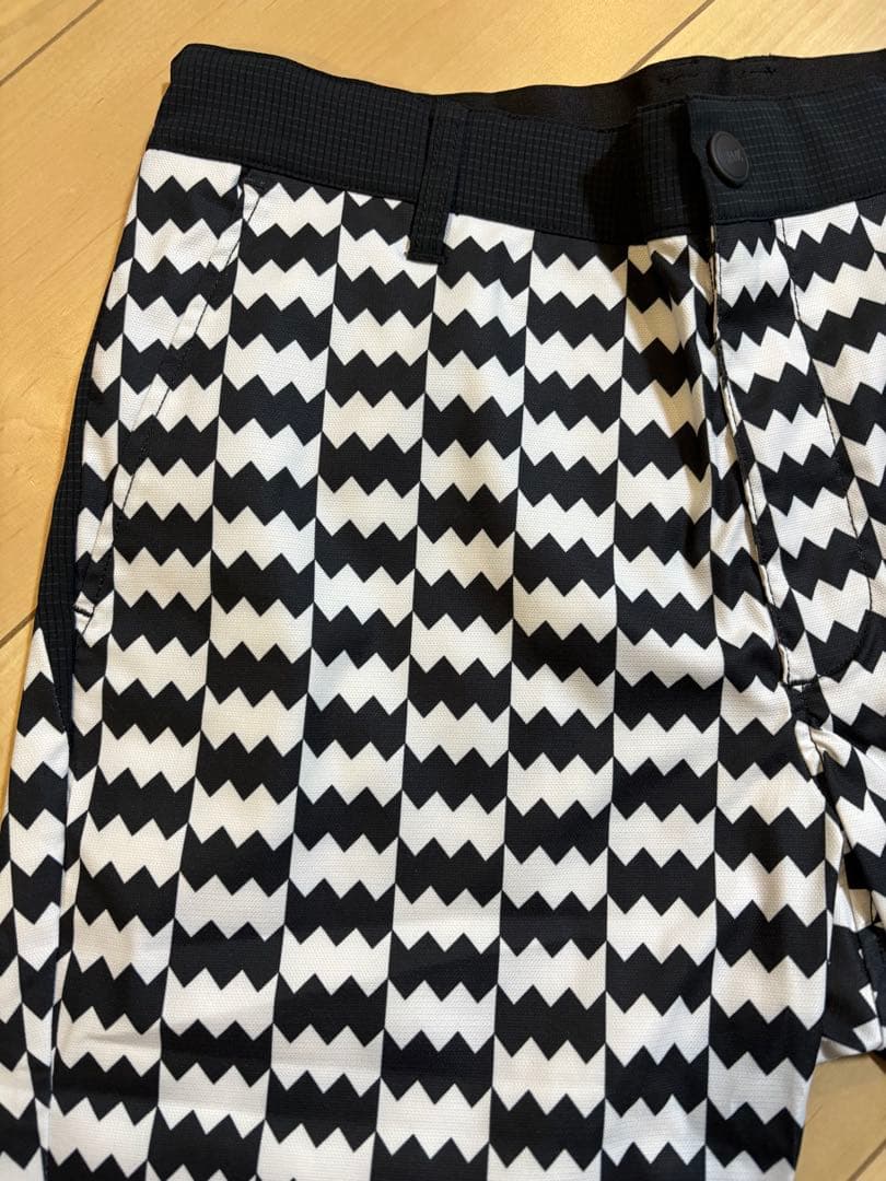 新品未使用　WAACレディース ゴルフパンツ 白黒ジグザグ　サイズ1