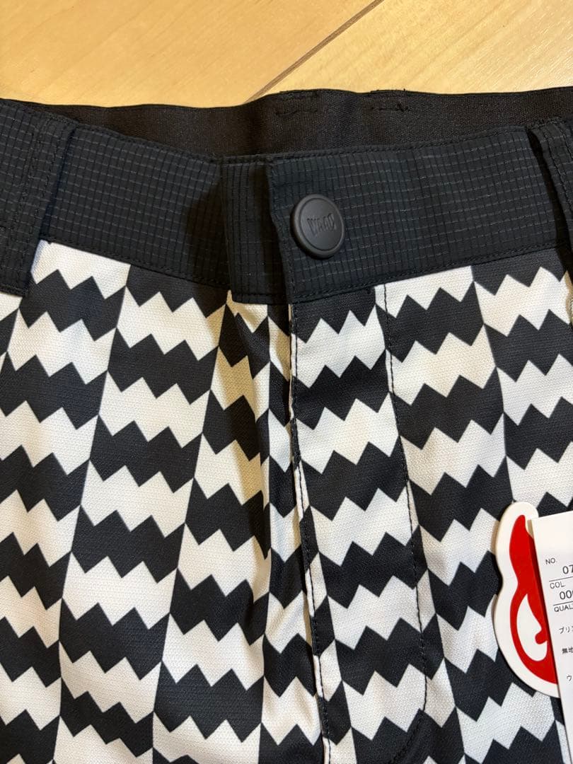 新品未使用　WAACレディース ゴルフパンツ 白黒ジグザグ　サイズ1