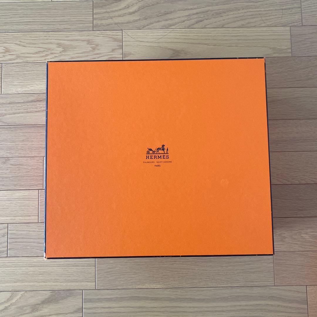 空箱です！　HERMES ギフト箱　約38×33×18センチ