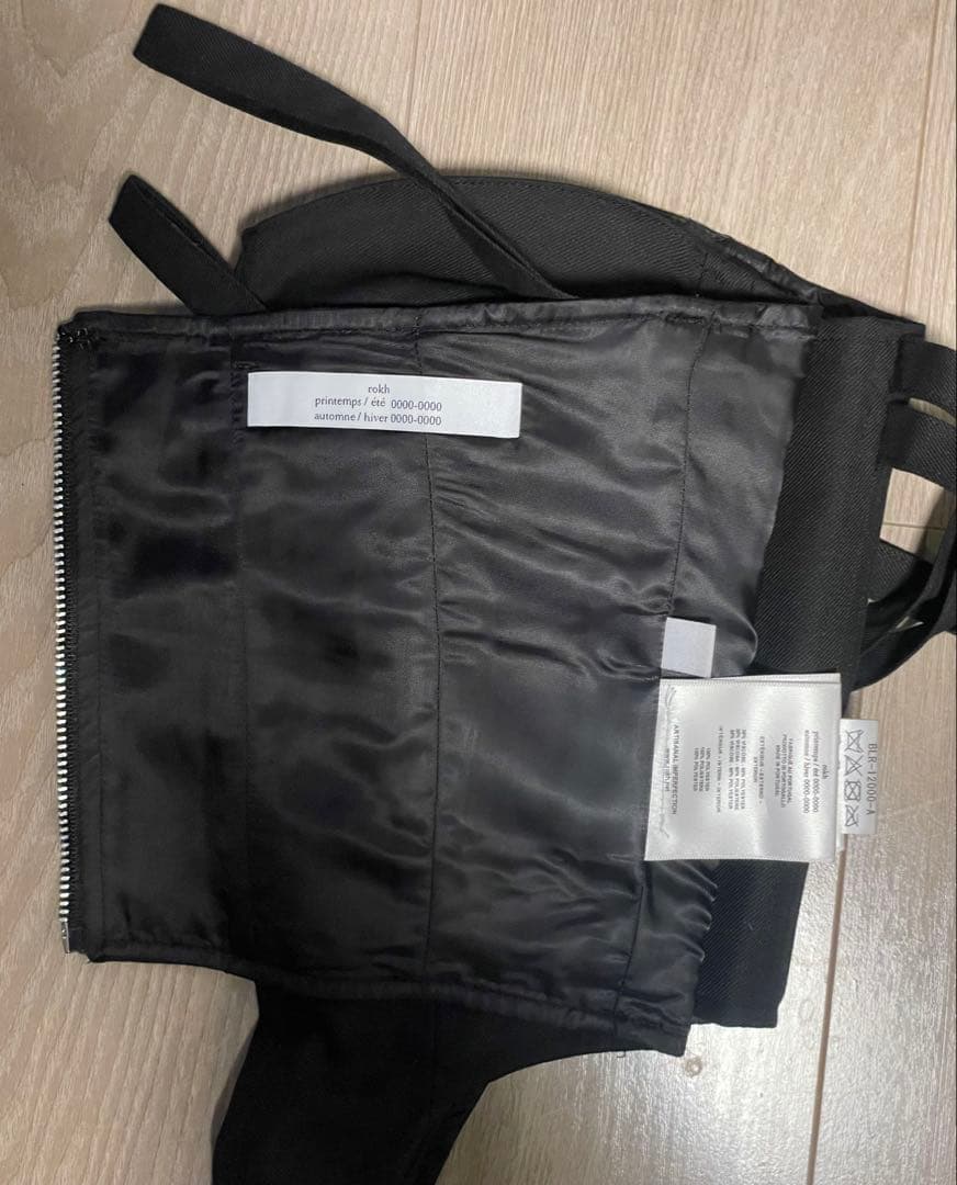 rokh ドロップショルダー コルセットトップ