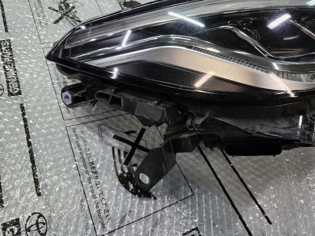 トヨタ　クラウンハイブリッド　AZSH20　左ヘッドライト