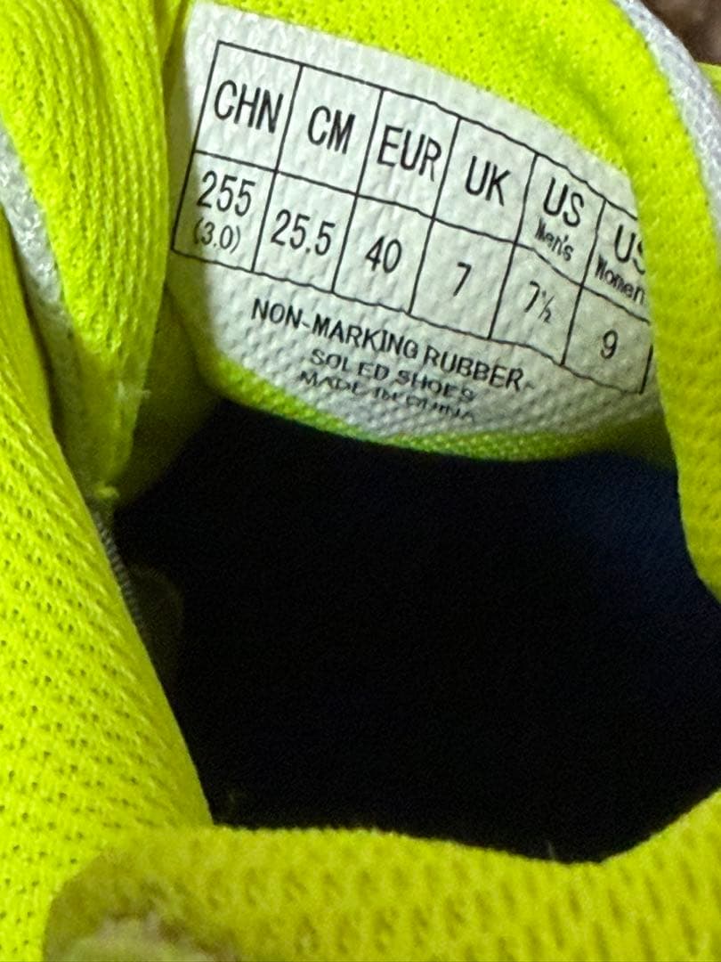 美品！YONEX AERUS バドミントンシューズ ホワイト/イエロー25.5㌢