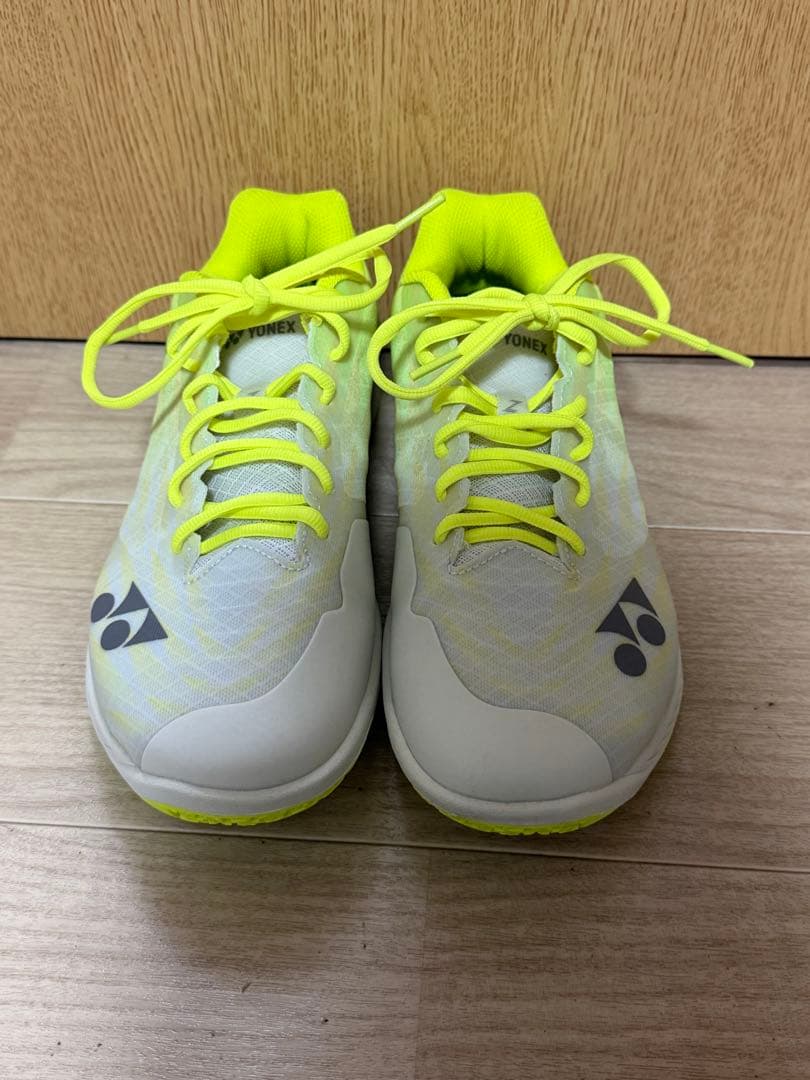 美品！YONEX AERUS バドミントンシューズ ホワイト/イエロー25.5㌢