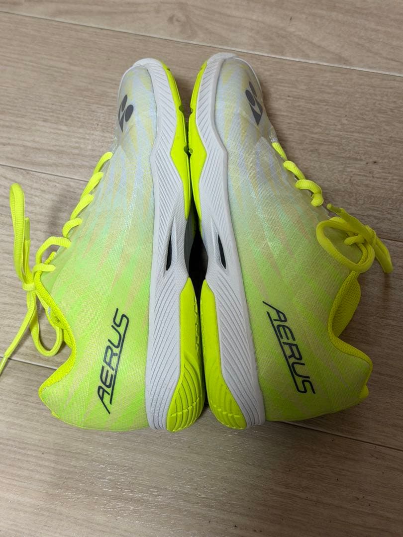 美品！YONEX AERUS バドミントンシューズ ホワイト/イエロー25.5㌢