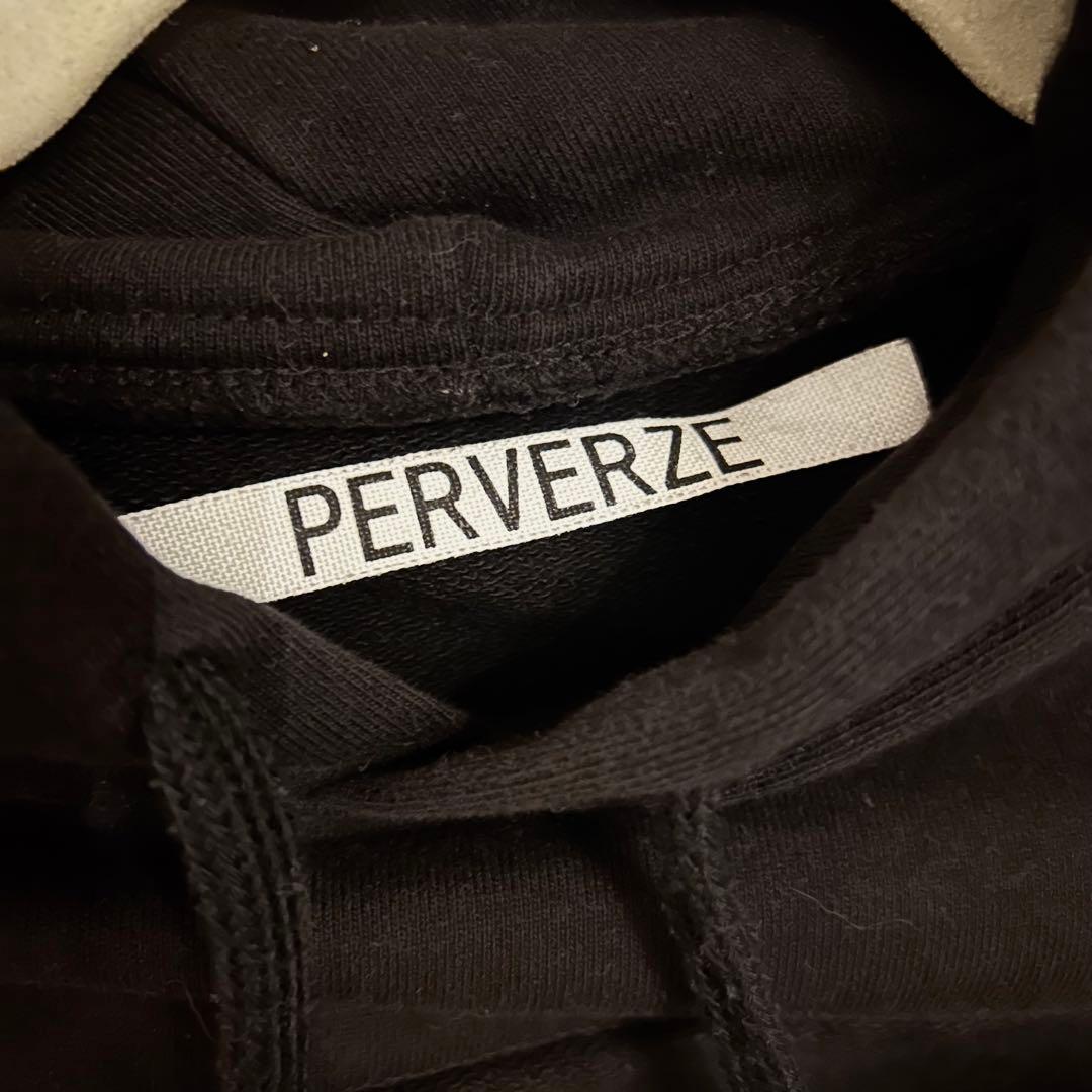 PERVERZE パーカー