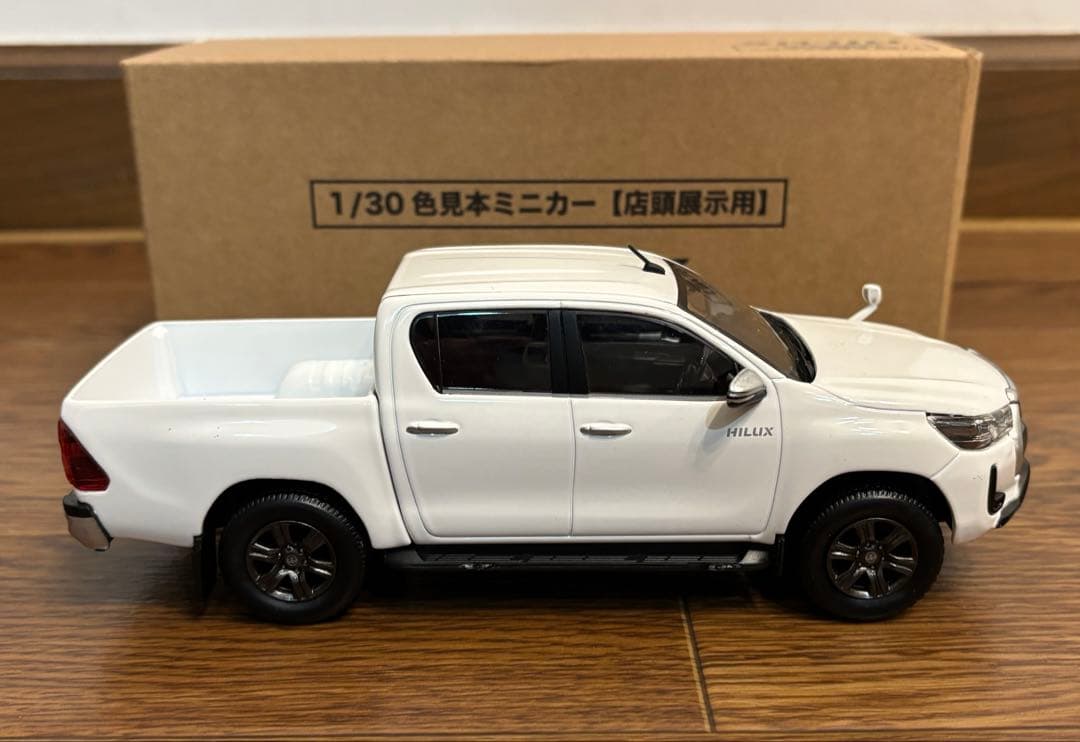 トヨタ ハイラックス スーパーホワイトⅡ 1/30 カラーサンプル 箱付【新品】