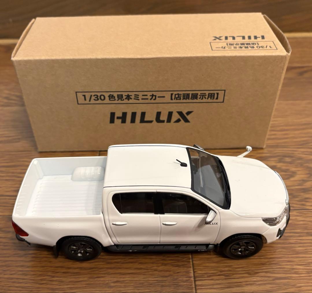 トヨタ ハイラックス スーパーホワイトⅡ 1/30 カラーサンプル 箱付【新品】