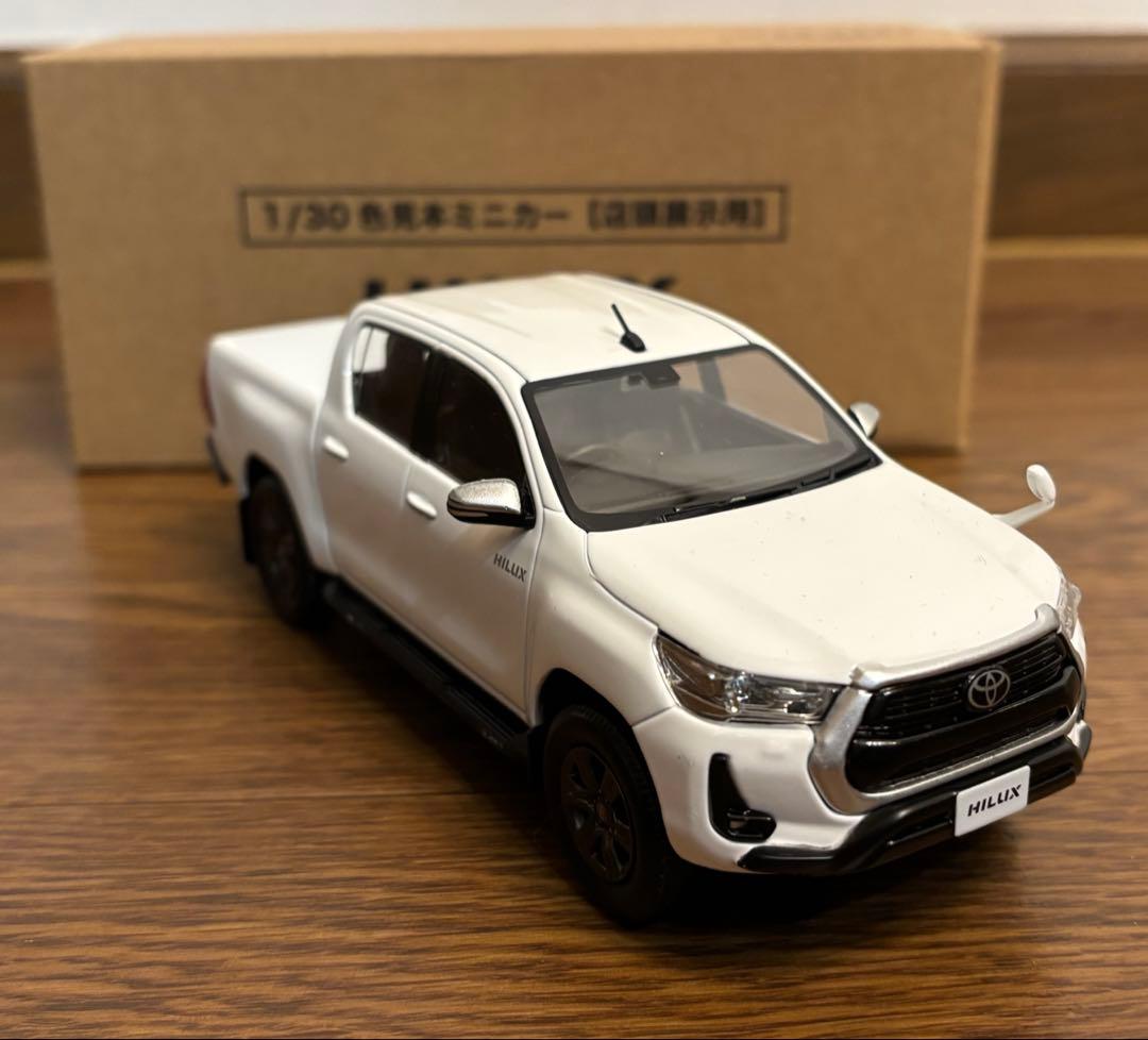 トヨタ ハイラックス スーパーホワイトⅡ 1/30 カラーサンプル 箱付【新品】