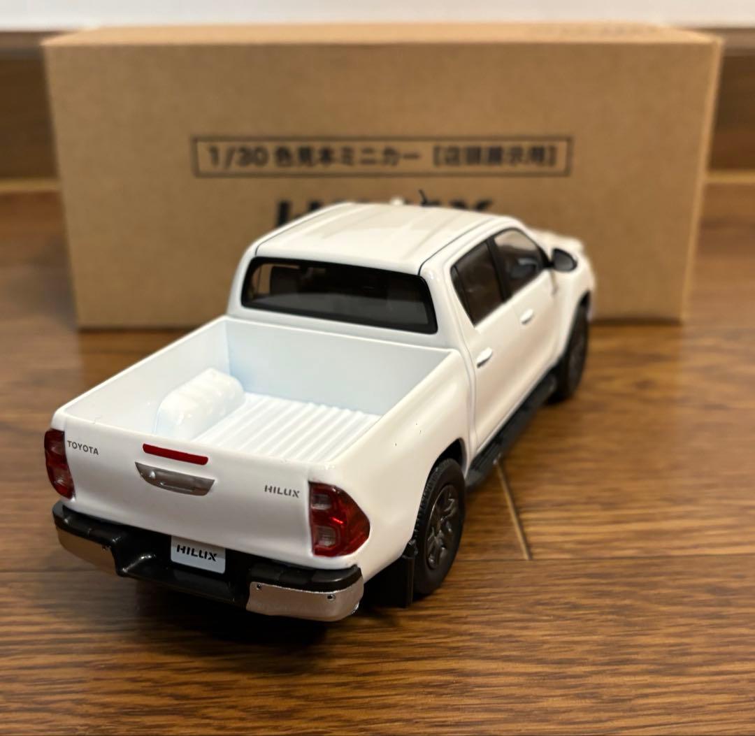 トヨタ ハイラックス スーパーホワイトⅡ 1/30 カラーサンプル 箱付【新品】