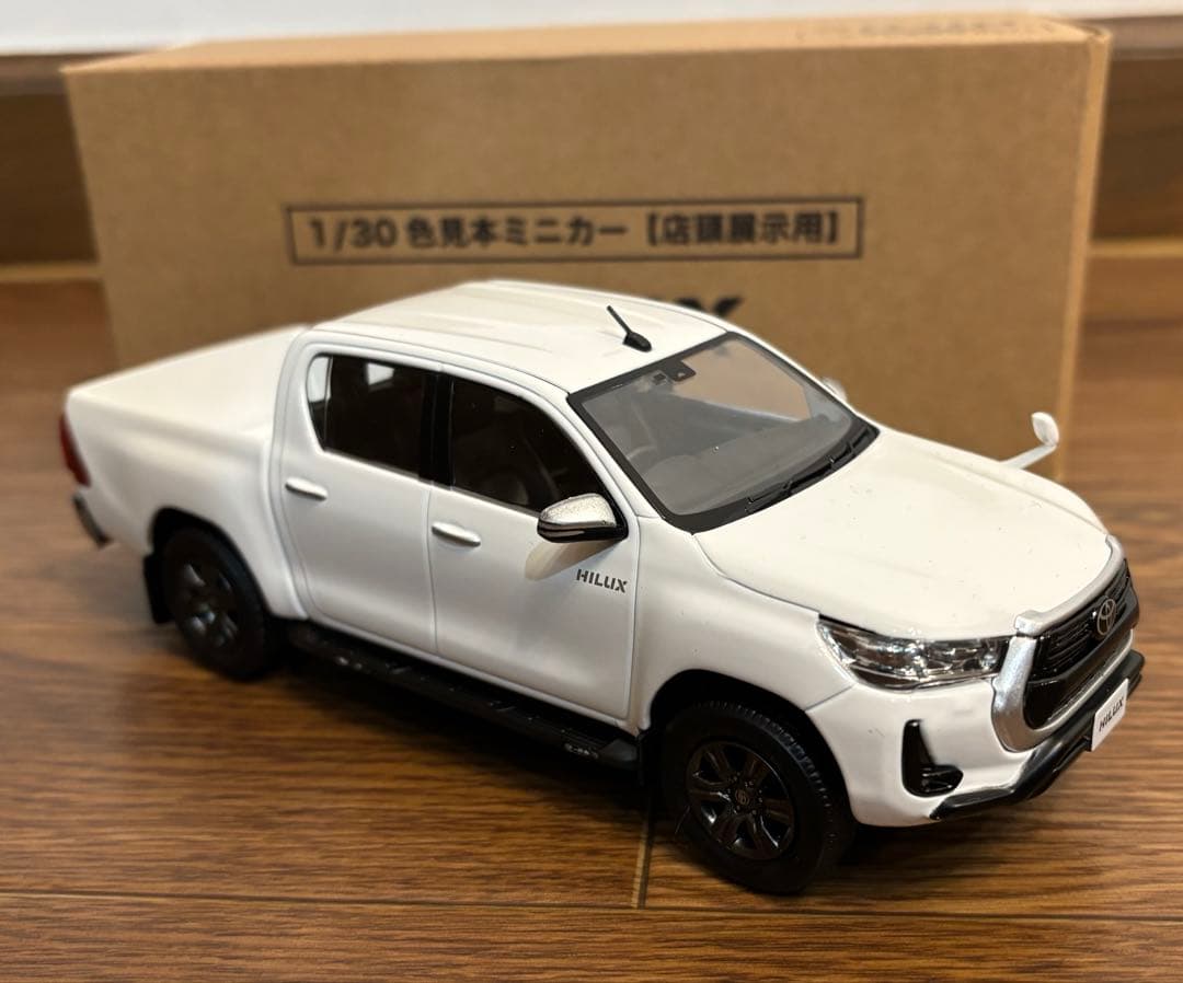 トヨタ ハイラックス スーパーホワイトⅡ 1/30 カラーサンプル 箱付【新品】