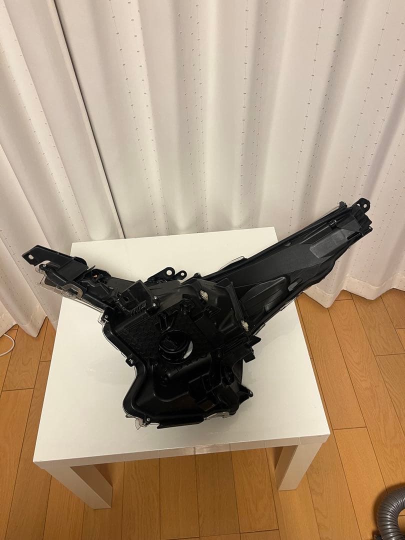 プリウス　右ヘッドライトLED 純正部品　 打刻C1 取付部補修済み　美品