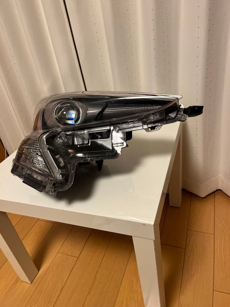 プリウス　右ヘッドライトLED 純正部品　 打刻C1 取付部補修済み　美品