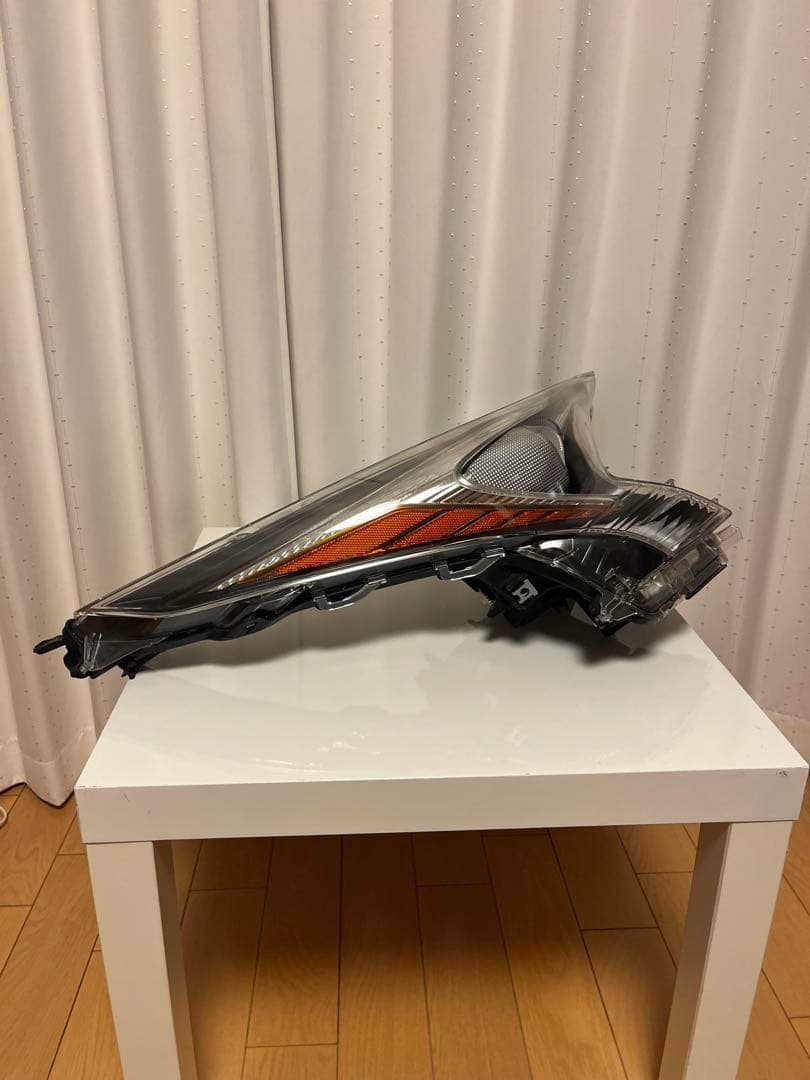 プリウス　右ヘッドライトLED 純正部品　 打刻C1 取付部補修済み　美品