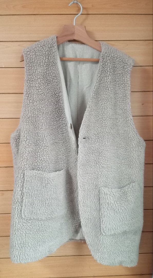 ネストローブ　ウールボアリバーシブルベスト